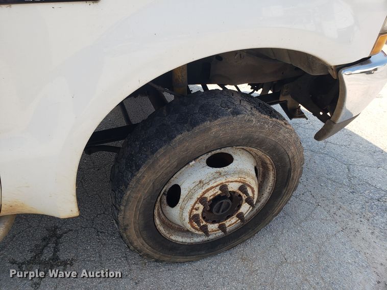 image for item DH2792 2004 Ford F550 Super Duty chipper truck