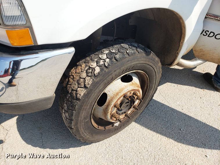 image for item DH2792 2004 Ford F550 Super Duty chipper truck