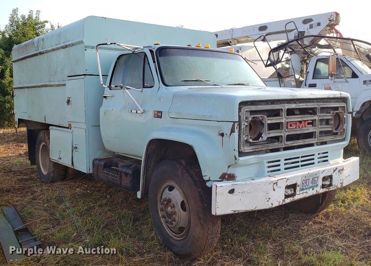 image for item DH2811 1985 GMC C6000 chipper truck