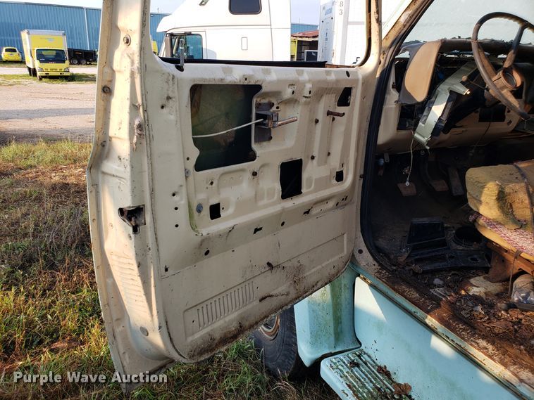 image for item DH2811 1985 GMC C6000 chipper truck