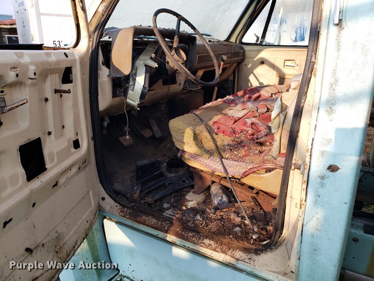 image for item DH2811 1985 GMC C6000 chipper truck