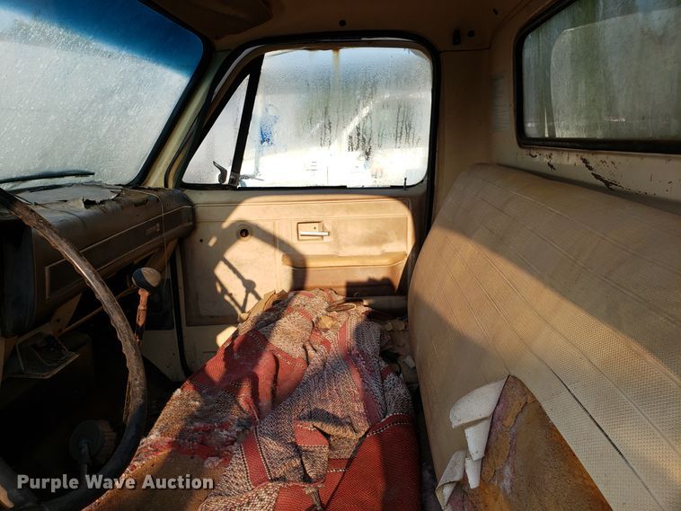 image for item DH2811 1985 GMC C6000 chipper truck