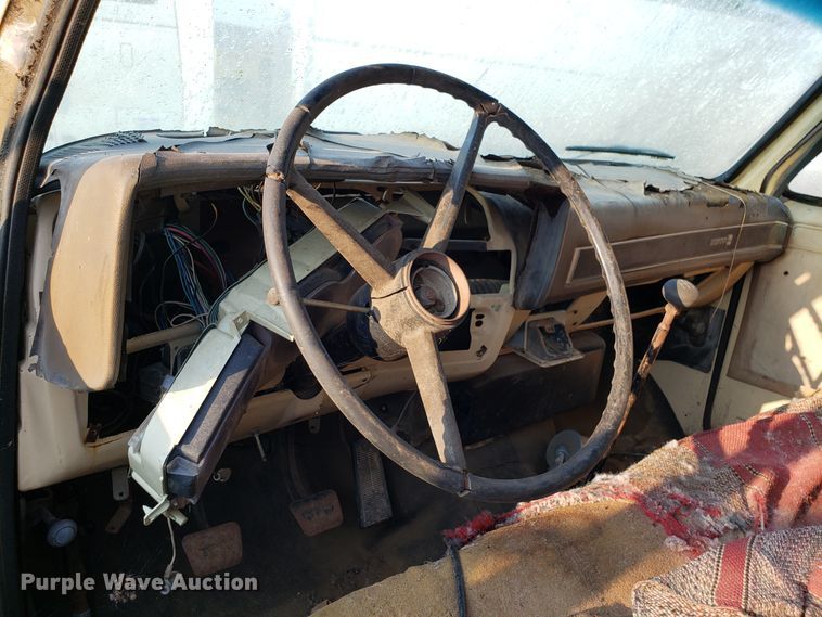 image for item DH2811 1985 GMC C6000 chipper truck