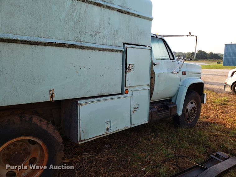 image for item DH2811 1985 GMC C6000 chipper truck