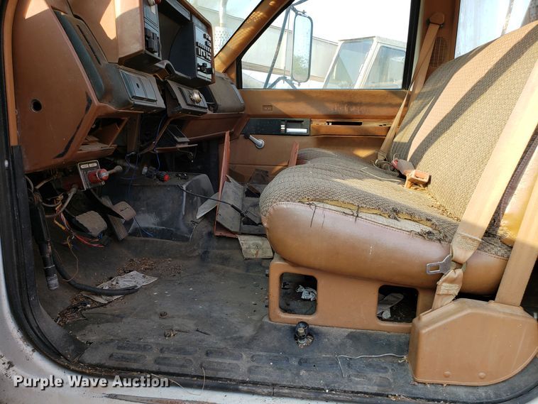 image for item DH2814 1991 Chevrolet Kodiak C6500 bucket tuck