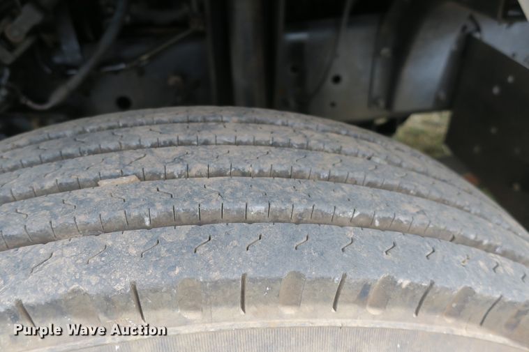 image for item EA9365 2001 GMC C7500 bucket truck