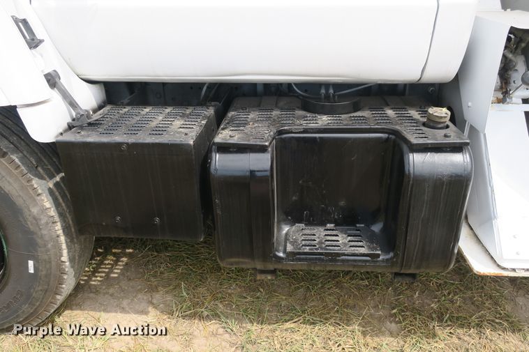 image for item EA9365 2001 GMC C7500 bucket truck