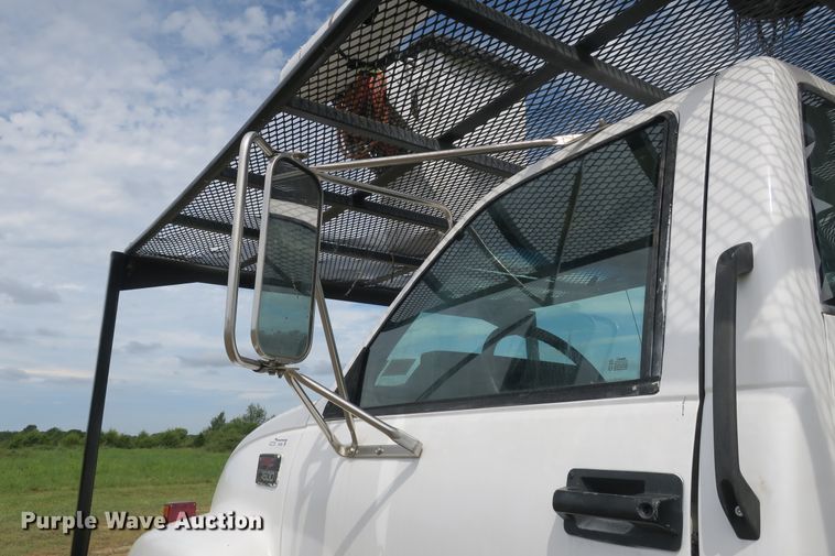 image for item EA9365 2001 GMC C7500 bucket truck