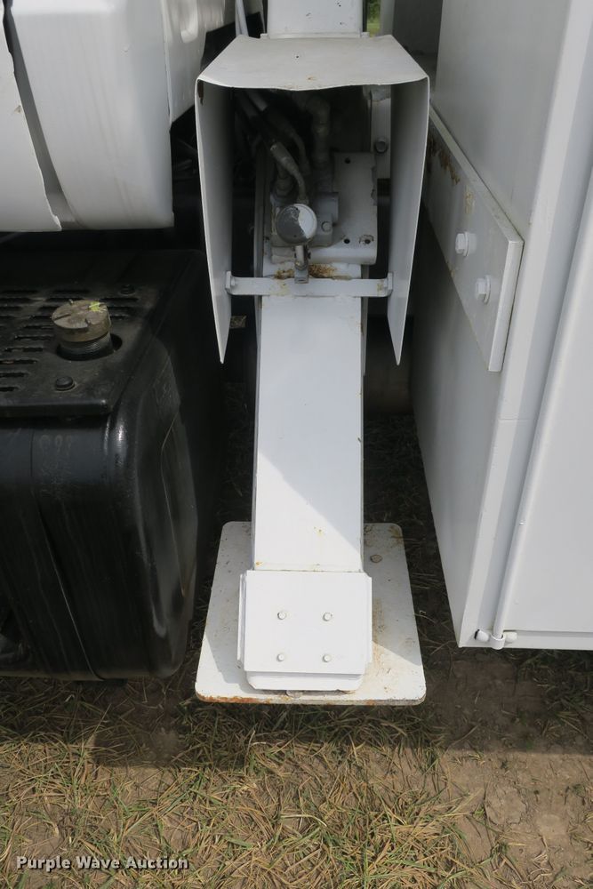 image for item EA9365 2001 GMC C7500 bucket truck