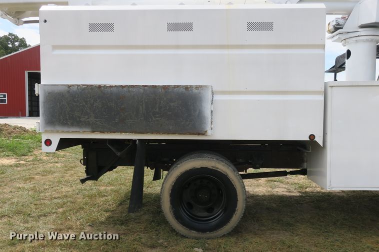 image for item EA9365 2001 GMC C7500 bucket truck