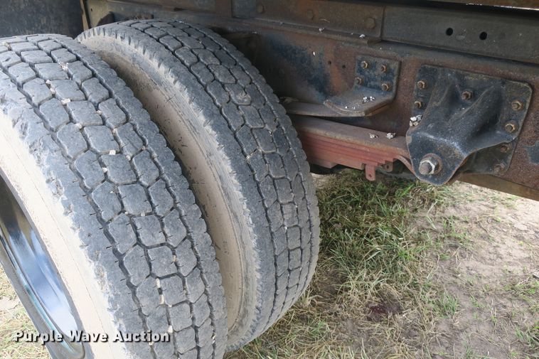 image for item EA9365 2001 GMC C7500 bucket truck