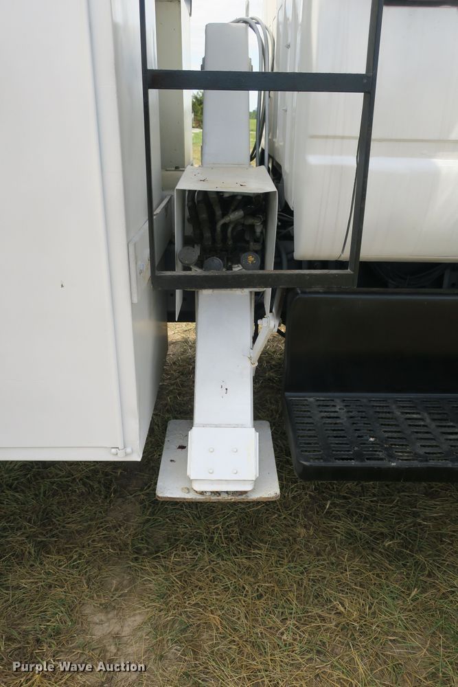 image for item EA9365 2001 GMC C7500 bucket truck