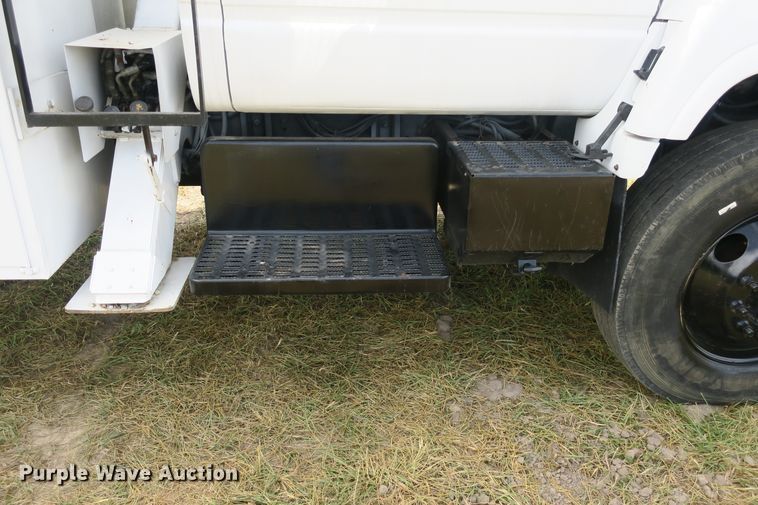 image for item EA9365 2001 GMC C7500 bucket truck