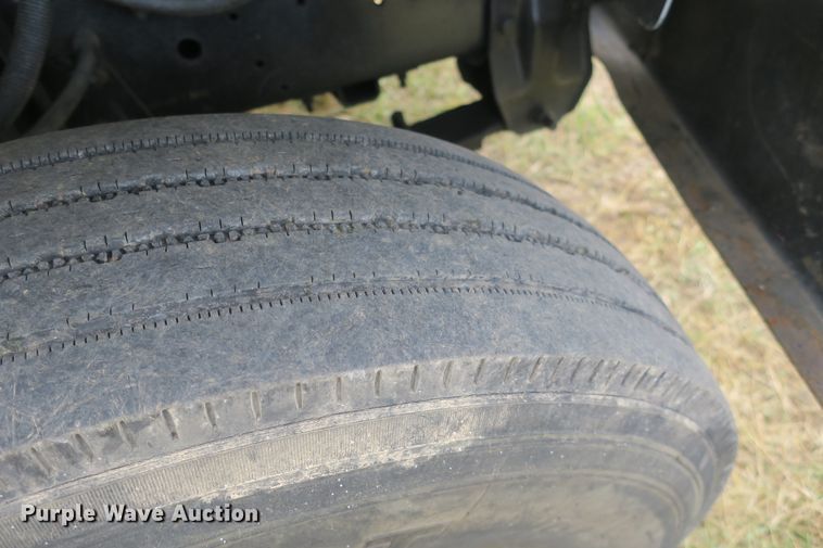 image for item EA9365 2001 GMC C7500 bucket truck