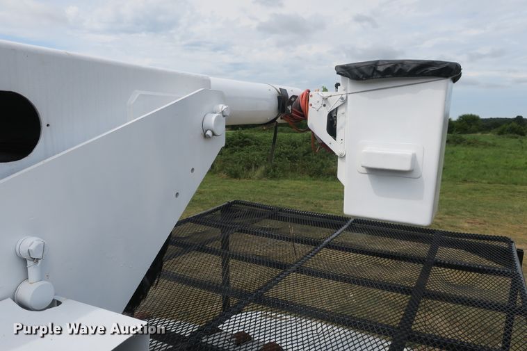 image for item EA9365 2001 GMC C7500 bucket truck