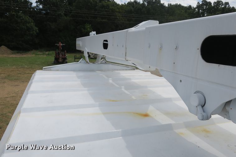 image for item EA9365 2001 GMC C7500 bucket truck