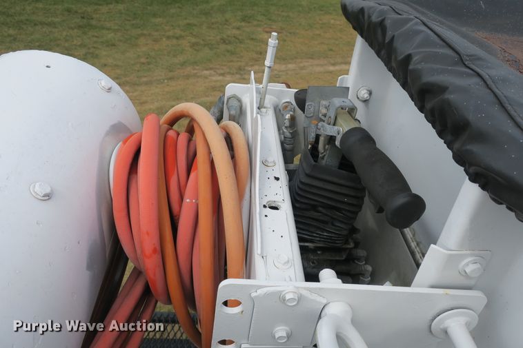 image for item EA9365 2001 GMC C7500 bucket truck