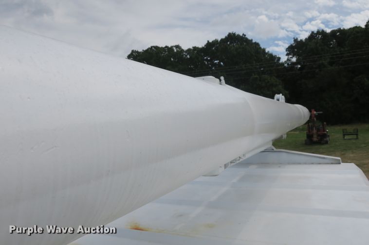 image for item EA9365 2001 GMC C7500 bucket truck