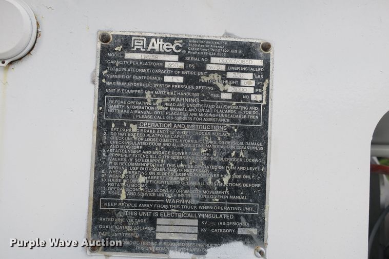 image for item EA9365 2001 GMC C7500 bucket truck