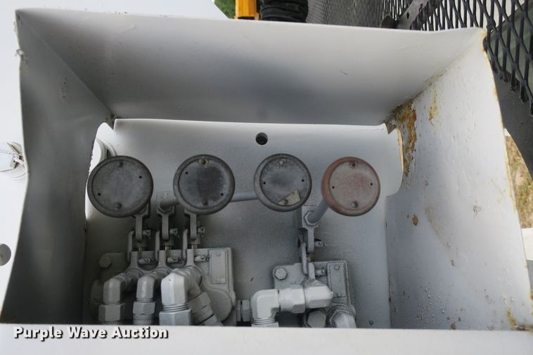 image for item EA9365 2001 GMC C7500 bucket truck