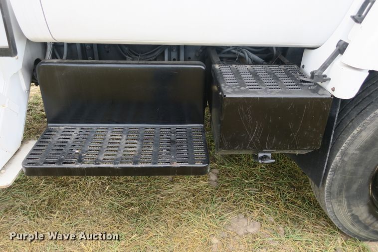 image for item EA9365 2001 GMC C7500 bucket truck