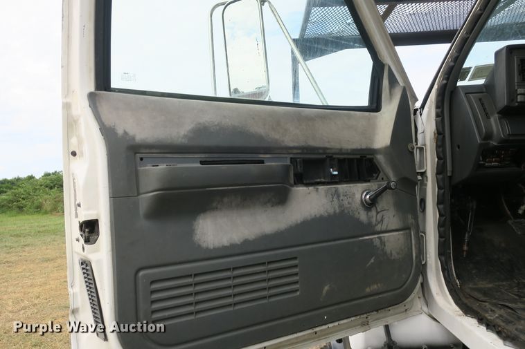 image for item EA9365 2001 GMC C7500 bucket truck