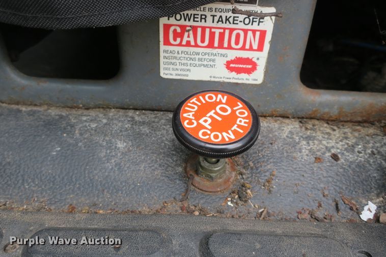 image for item EA9365 2001 GMC C7500 bucket truck