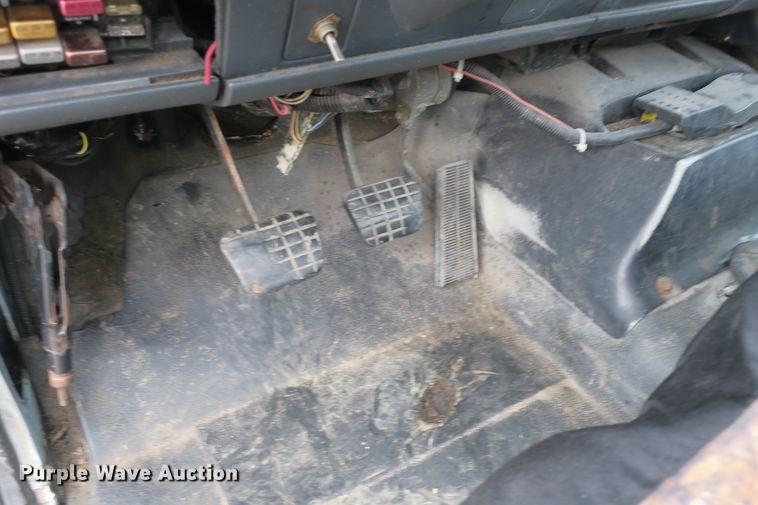 image for item EA9365 2001 GMC C7500 bucket truck