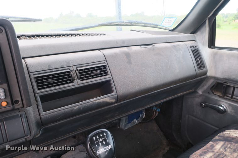 image for item EA9365 2001 GMC C7500 bucket truck