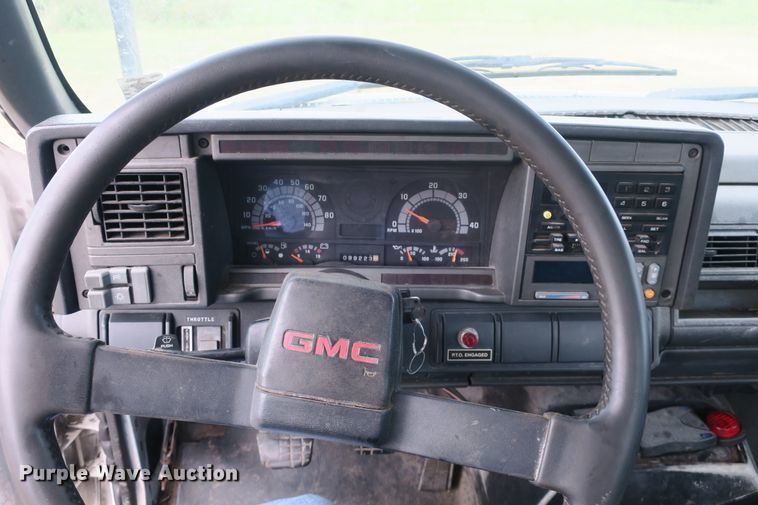 image for item EA9365 2001 GMC C7500 bucket truck