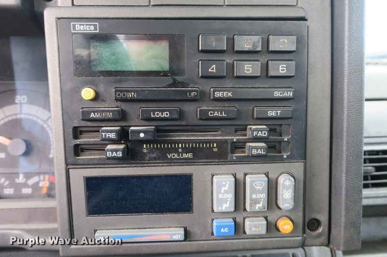 image for item EA9365 2001 GMC C7500 bucket truck