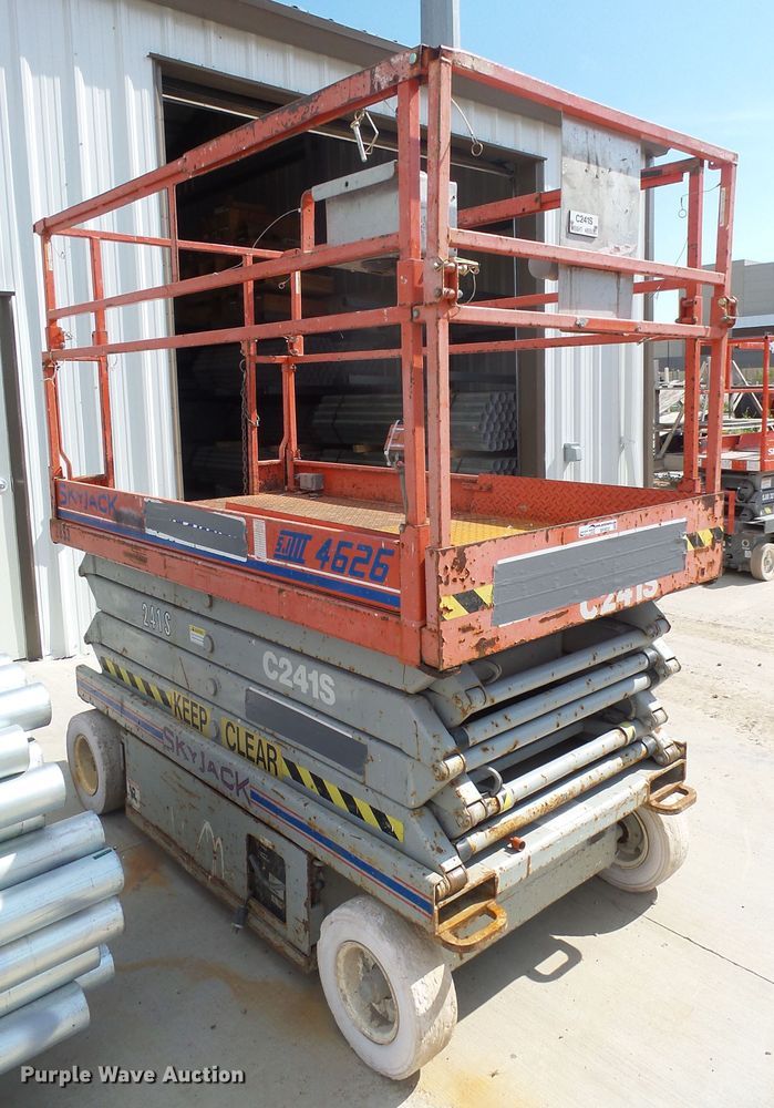 image for item EF9533 1999 Skyjack SJIII 4626 scissor lift