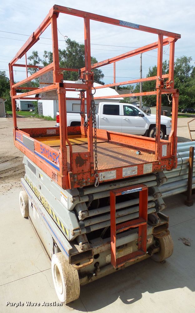 image for item EF9533 1999 Skyjack SJIII 4626 scissor lift