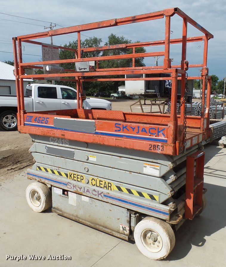 image for item EF9533 1999 Skyjack SJIII 4626 scissor lift