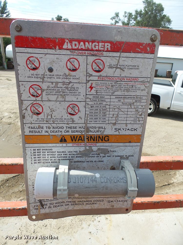 image for item EF9533 1999 Skyjack SJIII 4626 scissor lift