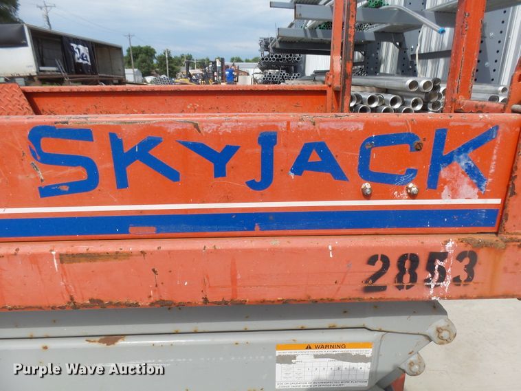 image for item EF9533 1999 Skyjack SJIII 4626 scissor lift