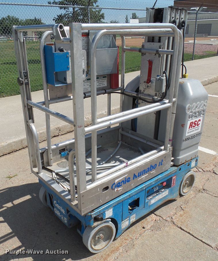 image for item EF9535 2004 Genie GR15 vertical lift