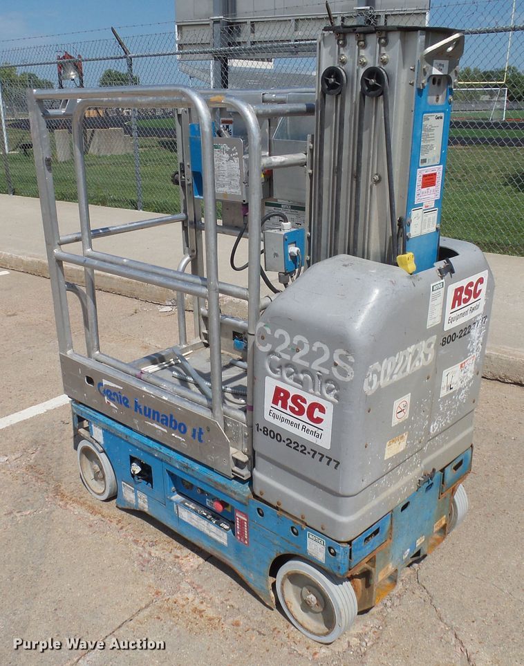 image for item EF9535 2004 Genie GR15 vertical lift