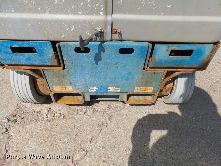 image for item EF9535 2004 Genie GR15 vertical lift