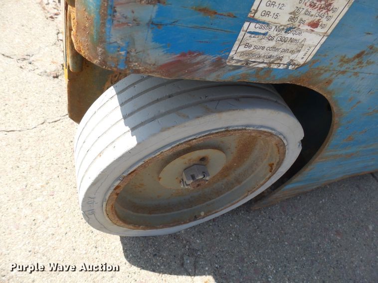 image for item EF9535 2004 Genie GR15 vertical lift