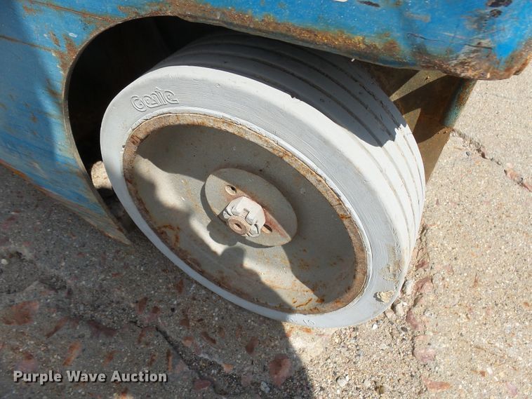 image for item EF9535 2004 Genie GR15 vertical lift