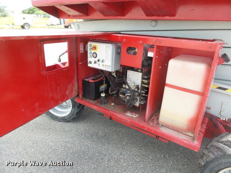 image for item EF9540 2008 Mec 3772RT scissor lift