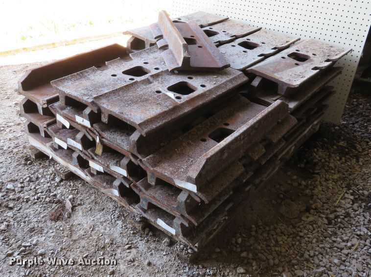 image for item EV9696 (47) V track 24"W single grouser track pads