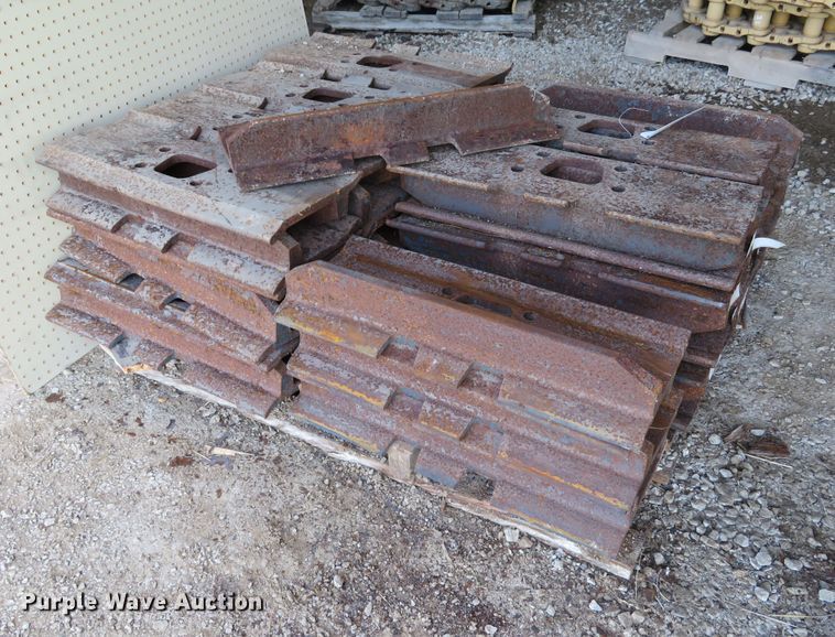 image for item EV9696 (47) V track 24"W single grouser track pads