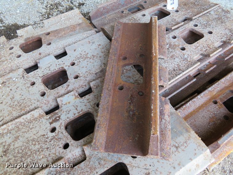 image for item EV9696 (47) V track 24"W single grouser track pads