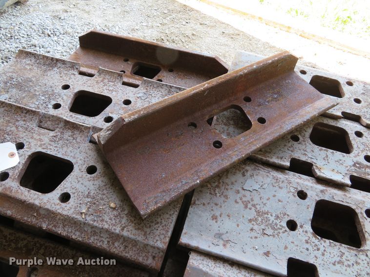 image for item EV9696 (47) V track 24"W single grouser track pads