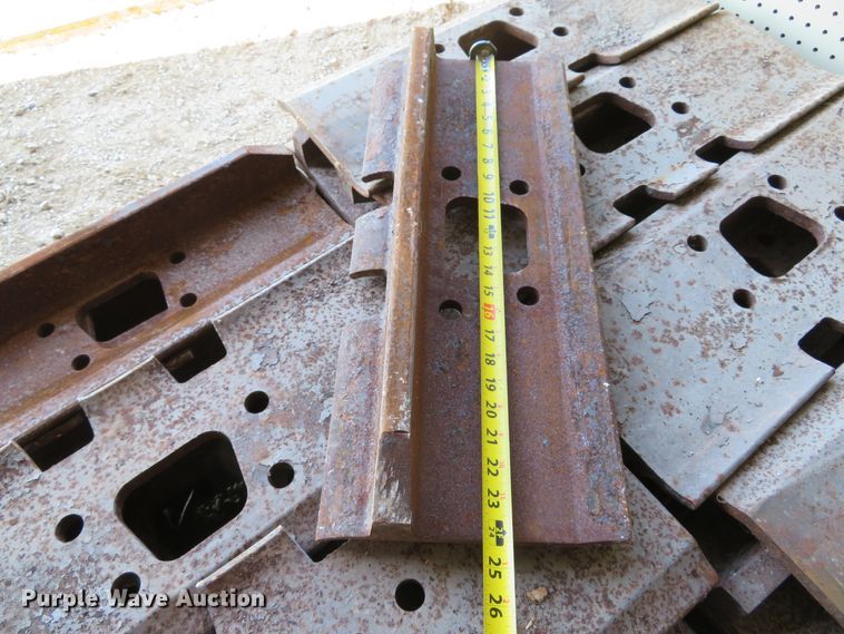 image for item EV9696 (47) V track 24"W single grouser track pads