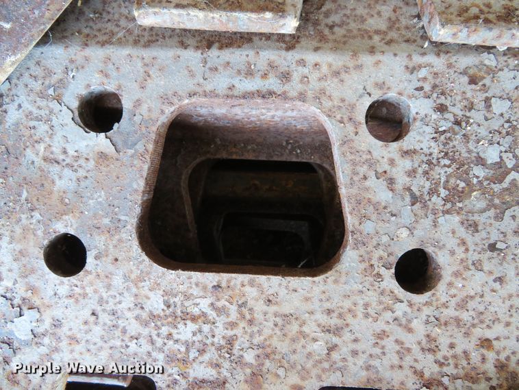 image for item EV9696 (47) V track 24"W single grouser track pads