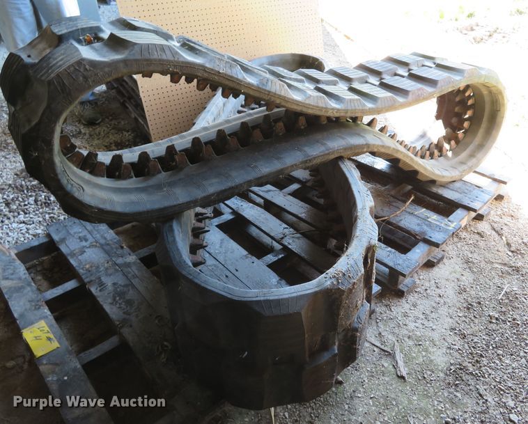 image for item EV9697 (2) V track 16"W rubber tracks