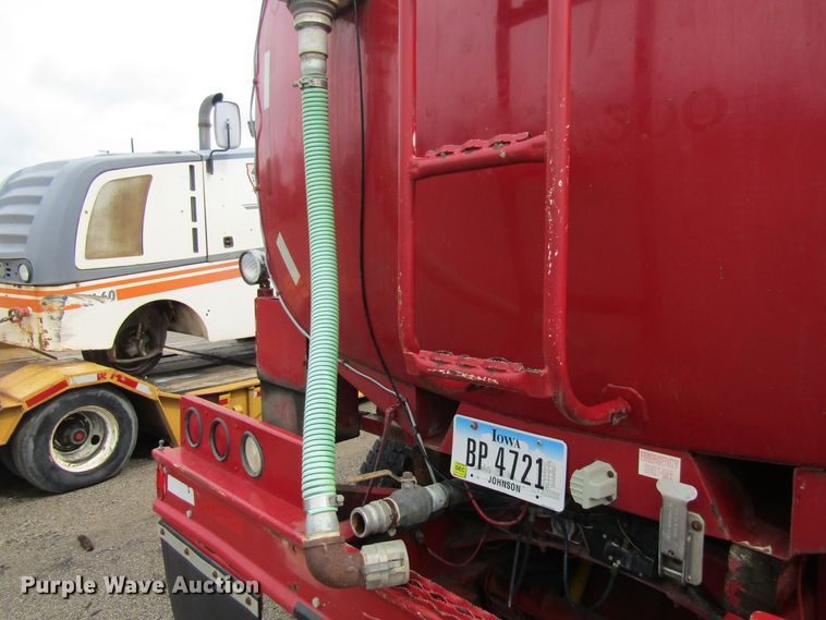 image for item FD9278 1989 Freightliner FLC112 tank truck